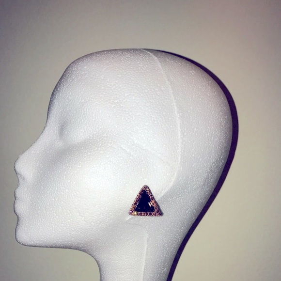 *SAMPLE* UNSIGNED CLARA KASAVINA TRIANGLE GOLDTONE/BRASSTONE CRYSTAL EARRINGS - Picture 1 of 4